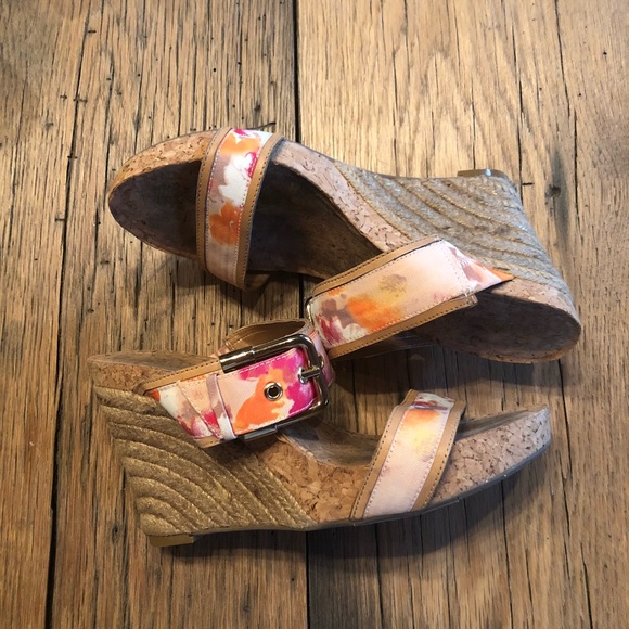 Floral wedge sandal - Picture 3 of 5